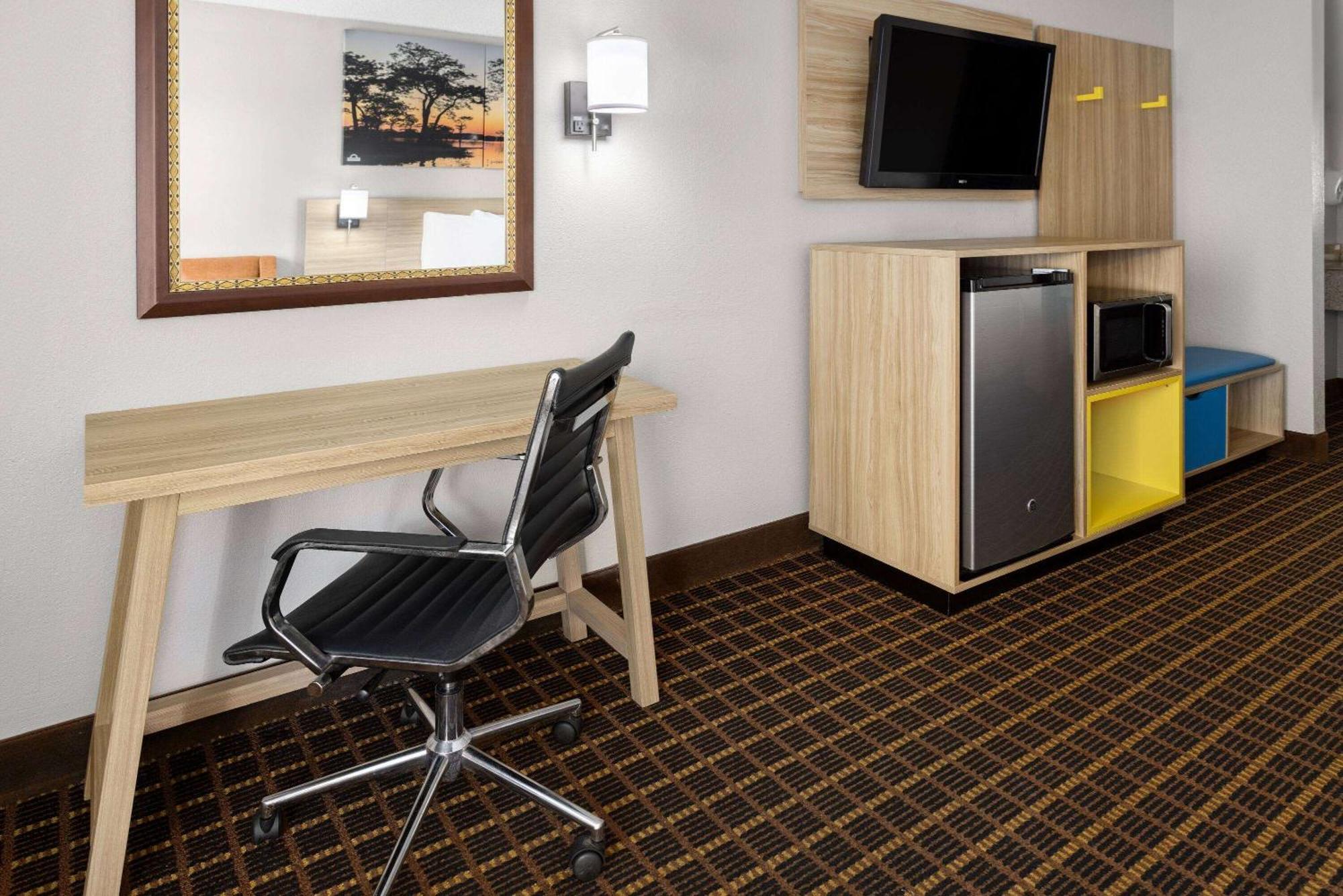 Days Inn By Wyndham Вейкросс Екстер'єр фото