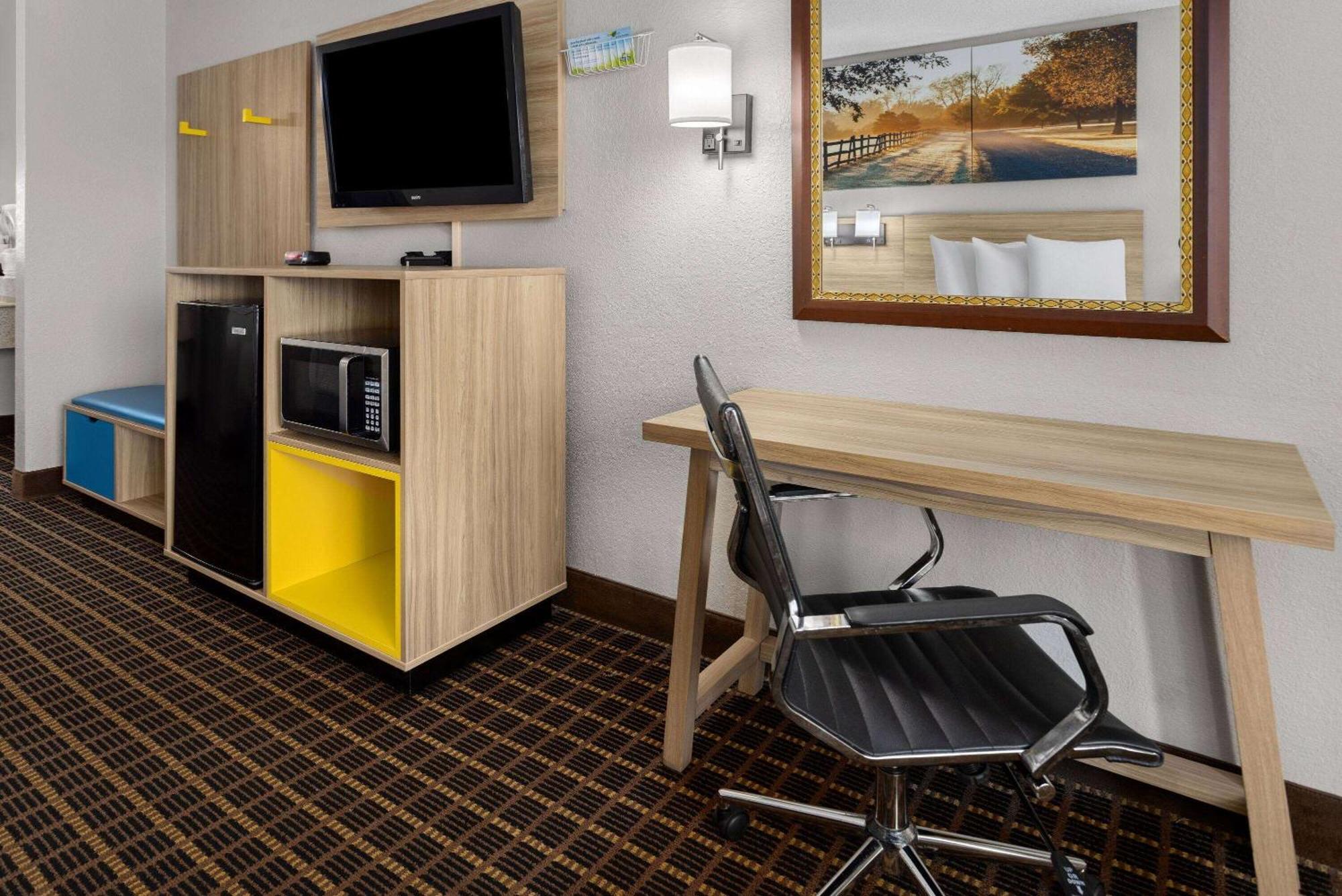 Days Inn By Wyndham Вейкросс Екстер'єр фото