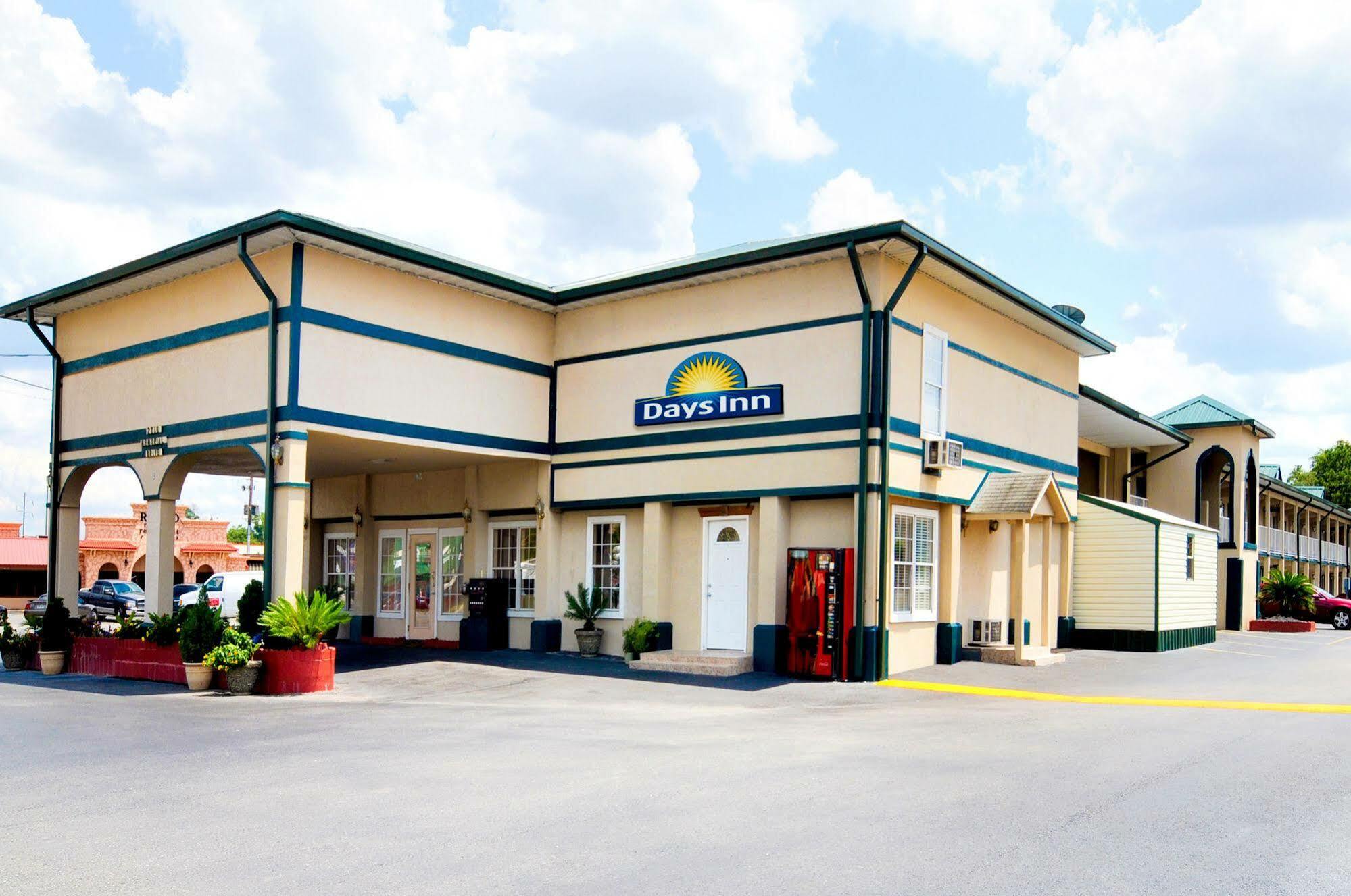 Days Inn By Wyndham Вейкросс Екстер'єр фото